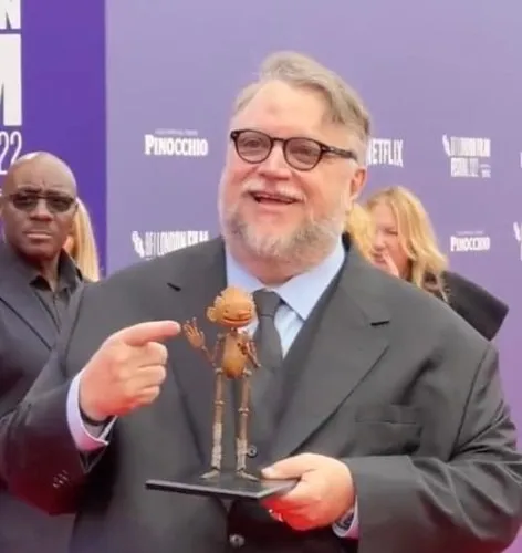 GuillermoDelToro_Luvr_Esq